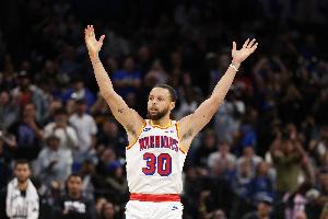 占比超过四分之一！历史共出现105次10+三分 库里一人上演27次